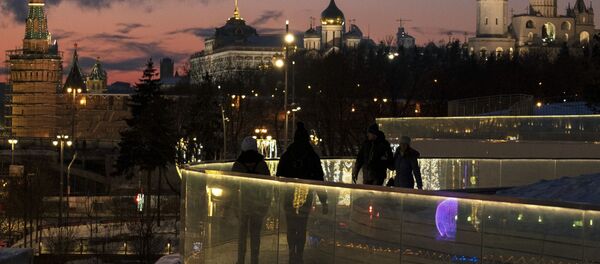 Посетители на Парящем мосту в природно-ландшафтном парке Зарядье в Москве Посетители на Парящем мосту в природно-ландшафтном парке Зарядье в Москве - Sputnik Latvija
