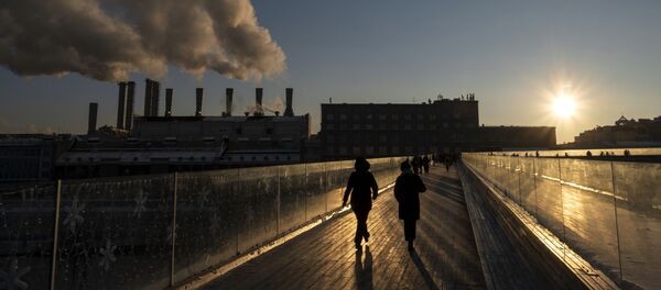 Посетители на Парящем мосту в природно-ландшафтном парке Зарядье в Москве Посетители на Парящем мосту в природно-ландшафтном парке Зарядье в Москве - Sputnik Latvija