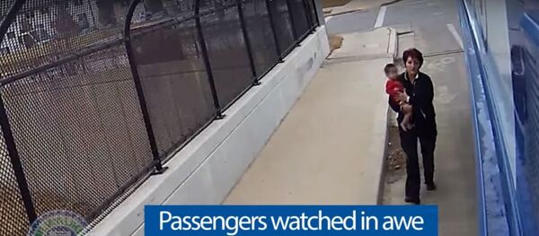 Водитель автобуса спасла маленького мальчика, брошенного на улице в мороз Водитель автобуса спасла маленького мальчика, брошенного на улице в мороз - Sputnik Latvija