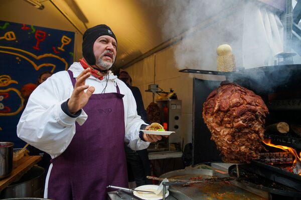 Это надо попробовать: в Риге прошел традиционный фестиваль уличной еды Это надо попробовать: в Риге прошел традиционный фестиваль уличной еды - Sputnik Латвия