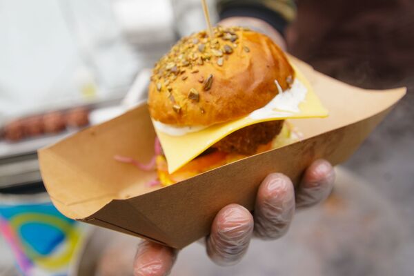 Это надо попробовать: в Риге прошел традиционный фестиваль уличной еды Это надо попробовать: в Риге прошел традиционный фестиваль уличной еды - Sputnik Латвия