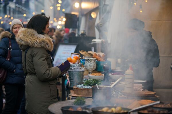 Это надо попробовать: в Риге прошел традиционный фестиваль уличной еды Это надо попробовать: в Риге прошел традиционный фестиваль уличной еды - Sputnik Латвия