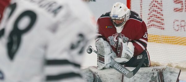 Вратарь Динамо (Рига) Тимур Билялов с шайбой Вратарь Динамо (Рига) Тимур Билялов с шайбой - Sputnik Латвия