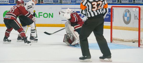Динамо (Рига) пропускает шайбу в овертайме от Трактора - Sputnik Латвия