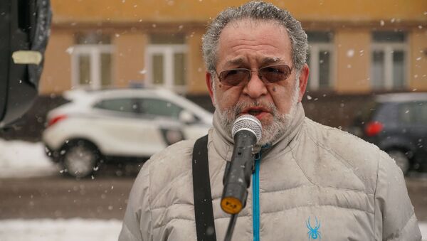 Иосиф Корен на пикете у здания литовского посольства в Риге в поддержку арестованного в Вильнюсе литовского политика Альгирдаса Палецкиса - Sputnik Латвия