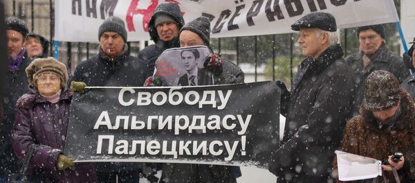 Пикет у здания литовского посольства в Риге в поддержку арестованного в Вильнюсе литовского политика Альгирдаса Палецкиса - Sputnik Латвия