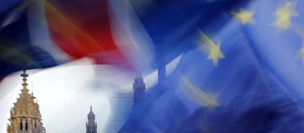 Флаги Великобритании и Евросоюза Флаги Великобритании и Евросоюза - Sputnik Латвия