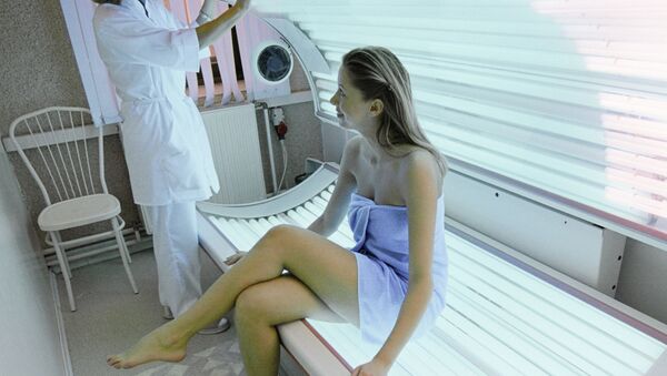Девушка сидит в солярии. - Sputnik Латвия