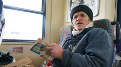 Латвиец читает книгу в поезде