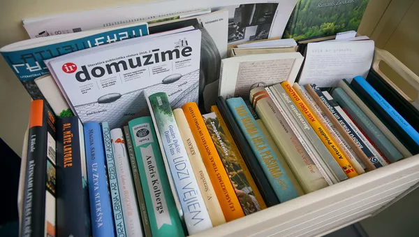 По пути с книгой призывают в латвийском поезде