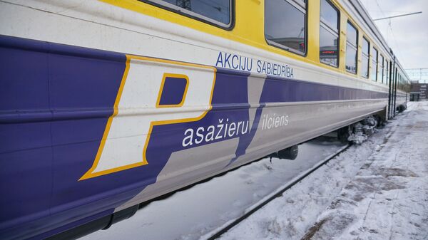 Дизельный поезд АО Pasažieru vilciens  на Рижском железнодорожном вокзале - Sputnik Латвия
