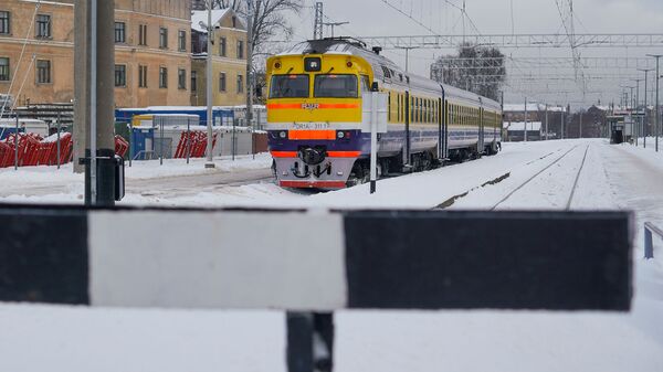 Дизельный поезд АО Pasažieru vilciens  на Рижском железнодорожном вокзале - Sputnik Латвия
