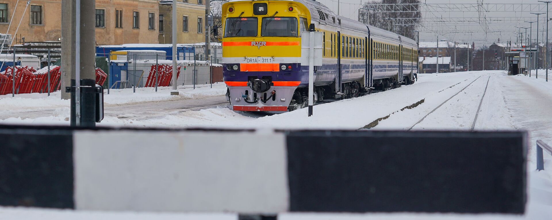 Дизельный поезд АО Pasažieru vilciens  на Рижском железнодорожном вокзале - Sputnik Латвия, 1920, 18.02.2021