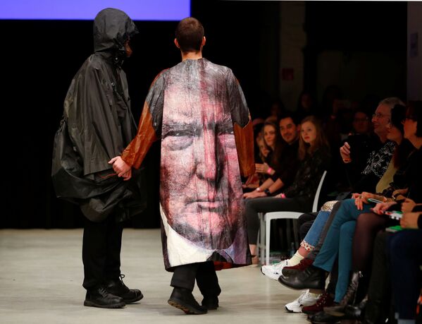 Модель в наряде с изображением президента США Дональда Трампа на показе коллекции молодых дизайнеров во время Недели моды в Берлине - Sputnik Латвия