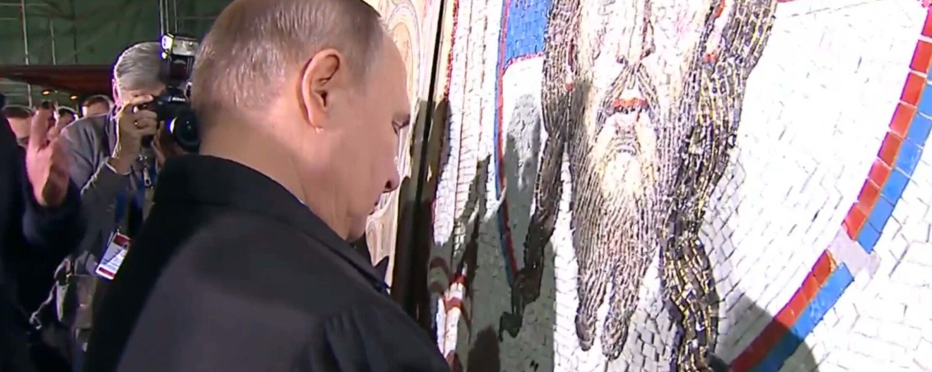 Путин и Вучич лично доделали мозаику в белградском храме - видео - Sputnik Латвия, 1920, 19.01.2019