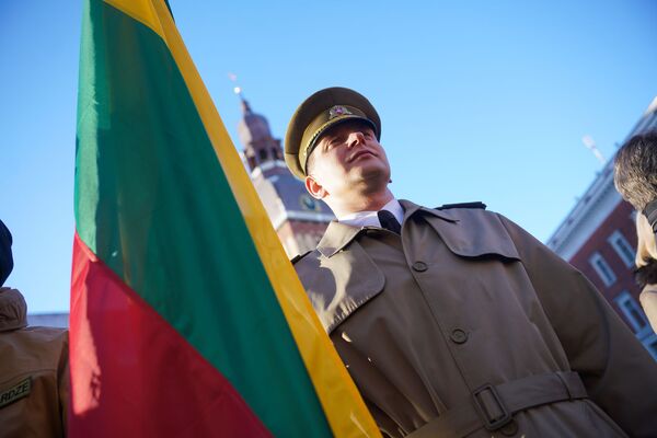 Отгоняя грозную тень: на Домской площади помянули баррикады - Sputnik Латвия