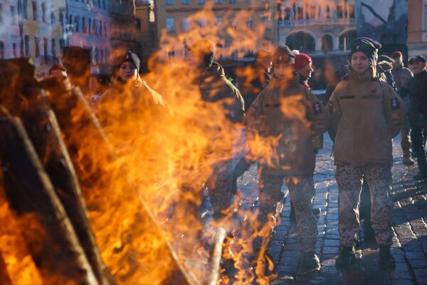 Отгоняя грозную тень: на Домской площади помянули баррикады - Sputnik Латвия