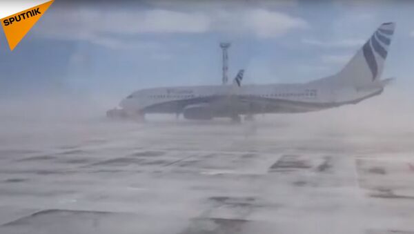 Noriļskas lidostā vēja brāzmas pagriež Boeing - Sputnik Latvija