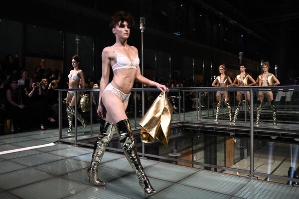 Модель во время презентации нижнего белья на модном шоу Lingerie Rocks в Париже  - Sputnik Латвия