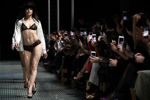 Модель во время презентации нижнего белья на модном шоу Lingerie Rocks в Париже - Sputnik Латвия