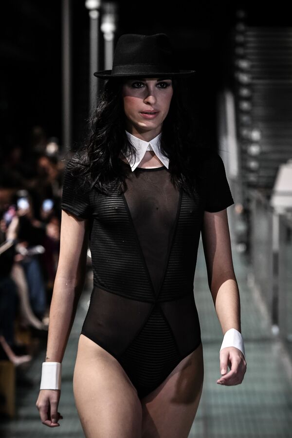 Модель во время презентации нижнего белья на модном шоу Lingerie Rocks в Париже - Sputnik Латвия