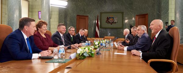 Все премьер-министры Латвии, кроме Гунарса Крастса, на дискуссии в честь 100-летия кабинета министров, 2018 г. - Sputnik Латвия