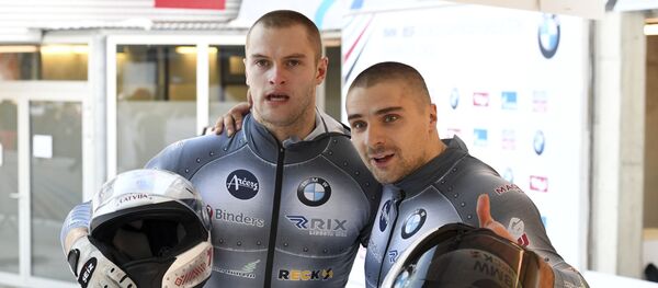 Бобслеисты Оскар Киберманис (справа) и Матисс Микнис - Sputnik Латвия