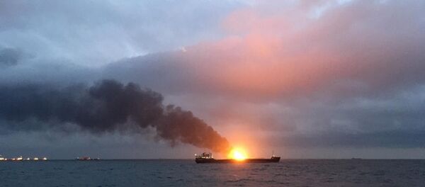 В Керченском проливе загорелись два судна В Керченском проливе загорелись два судна - Sputnik Латвия