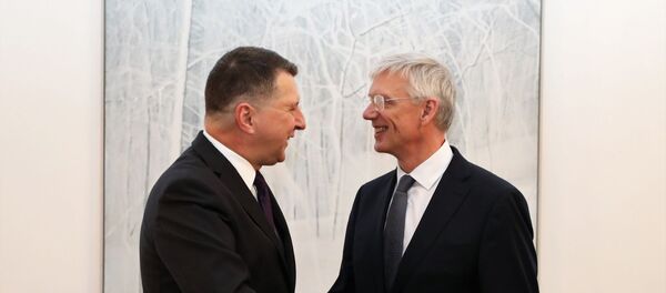 Президент Латвии Раймондс Вейонис (слева) и Кришьянис Кариньш Президент Латвии Раймондс Вейонис (слева) и Кришьянис Кариньш - Sputnik Latvija