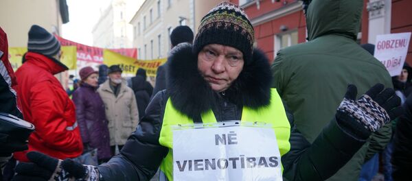 Акция протеста у здания Сейма с требованием провести внеочередные парламентские выборы - Sputnik Латвия