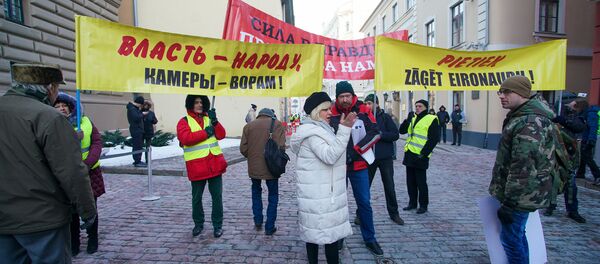 Акция протеста у здания Сейма с требованием провести внеочередные парламентские выборы Акция протеста у здания Сейма с требованием провести внеочередные парламентские выборы - Sputnik Latvija
