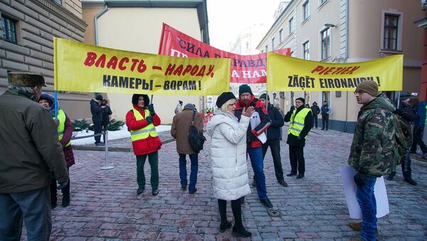 Акция протеста у здания Сейма с требованием провести внеочередные парламентские выборы - Sputnik Latvija