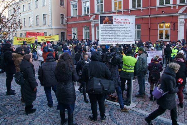 Акция протеста у здания Сейма с требованием провести внеочередные парламентские выборы - Sputnik Латвия