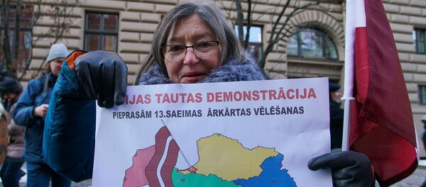 Акция протеста у здания Сейма с требованием провести внеочередные парламентские выборы - Sputnik Латвия