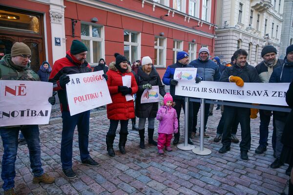 Акция протеста у здания Сейма с требованием провести внеочередные парламентские выборы - Sputnik Латвия