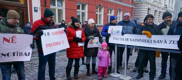 Акция протеста у здания Сейма с требованием провести внеочередные парламентские выборы - Sputnik Латвия