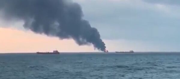 Суда в Черном море горят вторые сутки - видео Суда в Черном море горят вторые сутки - видео - Sputnik Latvija