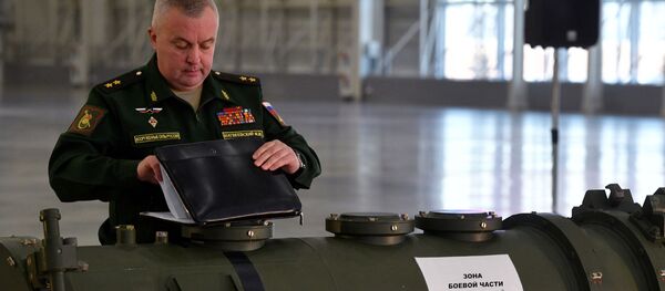 Начальник РВиА ВС РФ генерал-лейтенант Михаил Матвеевский и фрагмент ракеты 9М729 комплекса Искандер-М - Sputnik Latvija