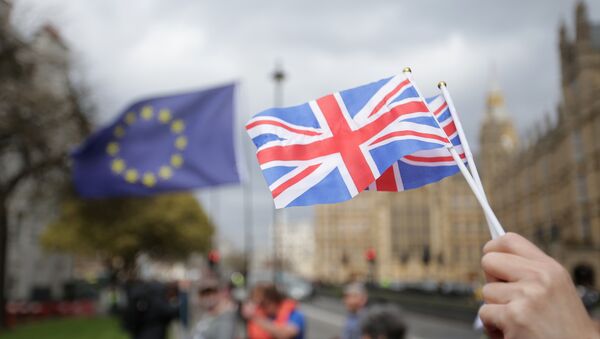 Флажки Британии и флаг ЕС еа фоне парламента в Лондоне - Sputnik Latvija