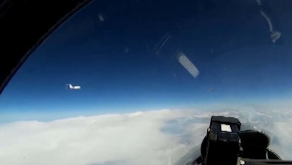 Кадры перехвата российским Су-27 самолета ВВС Швеции - Sputnik Латвия