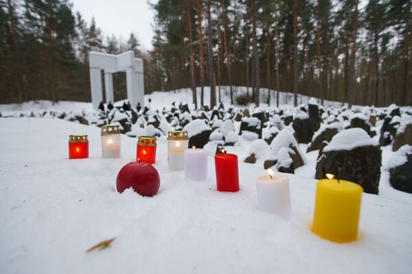 Как сделать так, чтобы не забывать: дипломаты почтили память жертв Холокоста Как сделать так, чтобы не забывать: дипломаты почтили память жертв Холокоста - Sputnik Латвия