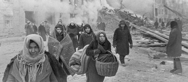 Жители блокадного Ленинграда выходят из бомбоубежища после отбоя тревоги. Жители блокадного Ленинграда выходят из бомбоубежища после отбоя тревоги. - Sputnik Latvija