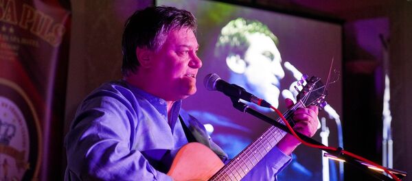 Актёр театра на Таганке Александр Цуркан с музыкальным моноспектаклем в день рождения Владимира Высоцкого - Sputnik Латвия