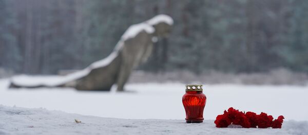 Мероприятие Минута Памяти в мемориальном комплексе в Саласпилсе - Sputnik Latvija