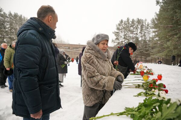 Не дать проснуться зверю: в Латвии почтили память жертв Холокоста - Sputnik Латвия