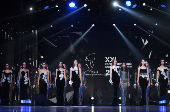 Участницы на церемонии награждения конкурса красоты Мисс Татарстан - 2019 в Казани - Sputnik Латвия
