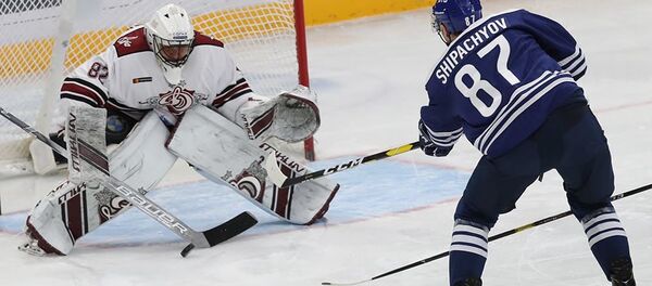 Нападающий московского Динамо Вадим Шипачев (справа) атакует ворота вратаря рижского Динамо Тимура Билялова - Sputnik Латвия