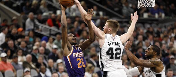 Баскетболист Сан-Антонио Сперс Давис Бертанс в матче против Финикс Санc, 30 января 2019 года - Sputnik Латвия