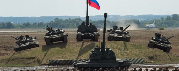 Танки Т-90 и Т-80 и самоходная гаубица Мста-С Танки Т-90 и Т-80 и самоходная гаубица Мста-С - Sputnik Latvija