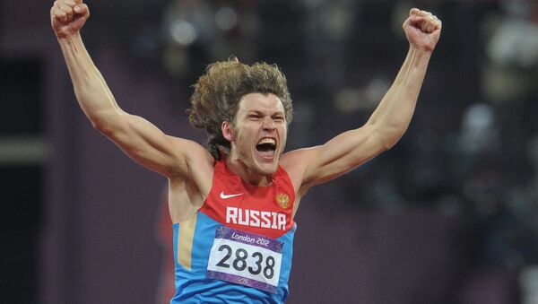 Россиянин Иван Ухов, выигравший золотую медаль, в финальных соревнованиях по прыжкам в высоту на XXX летних Олимпийских играх в Лондоне. - Sputnik Латвия